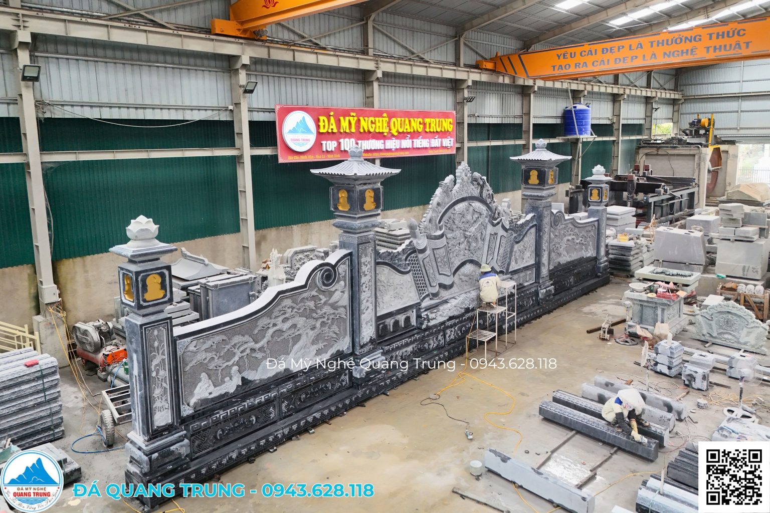 Bình phong đá xanh đen nhìn chéo trong nhà xưởng, hai cánh tùng hai bên