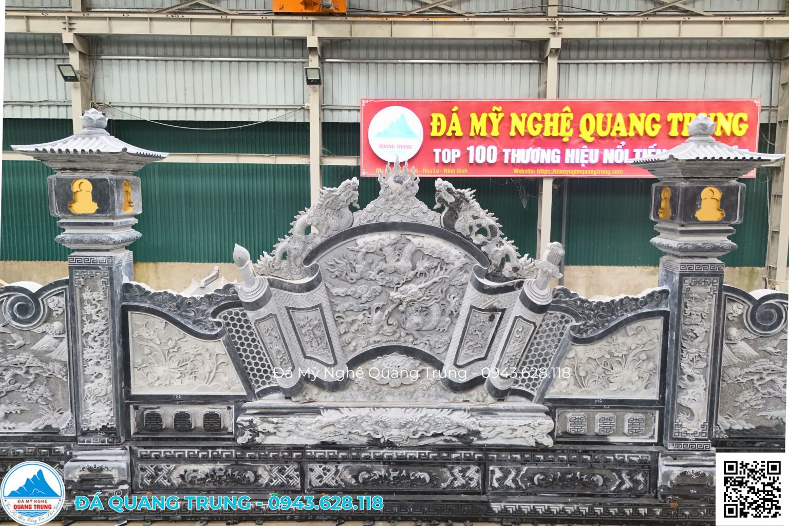 Đoạn giữa bình phong đá xanh đen chùa Khai Nguyên với hai trụ đèn