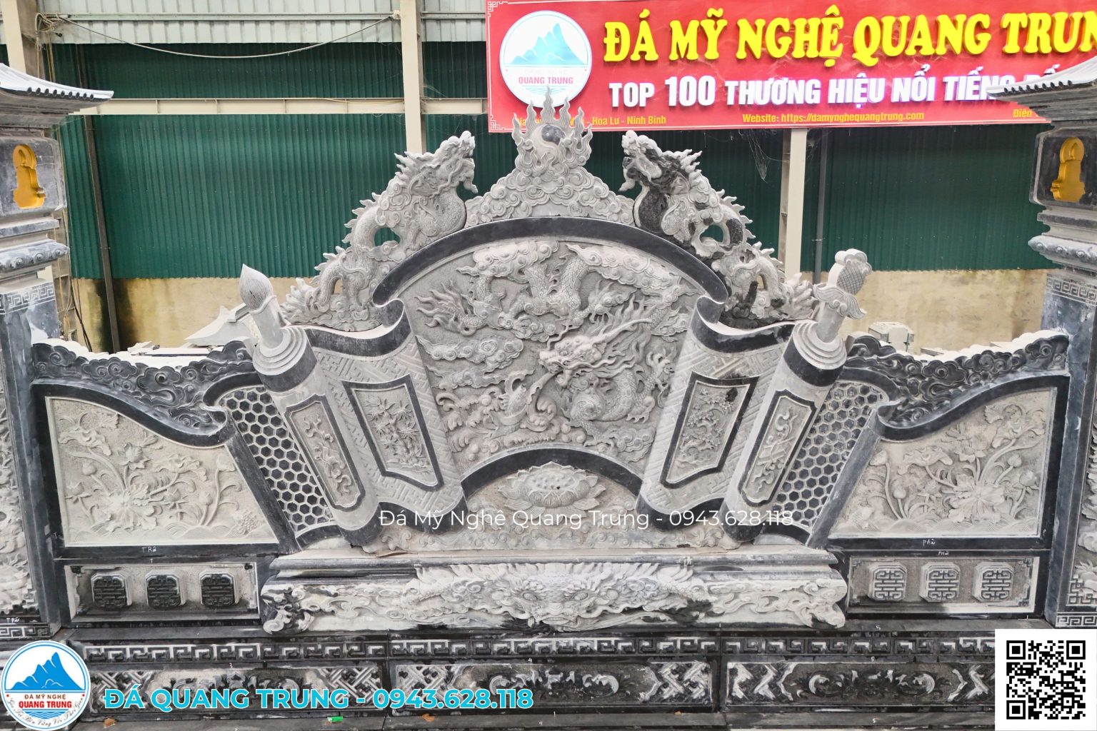 Cận cảnh đôi rồng chầu và mặt chạm rồng trên bình phong đá xanh đen