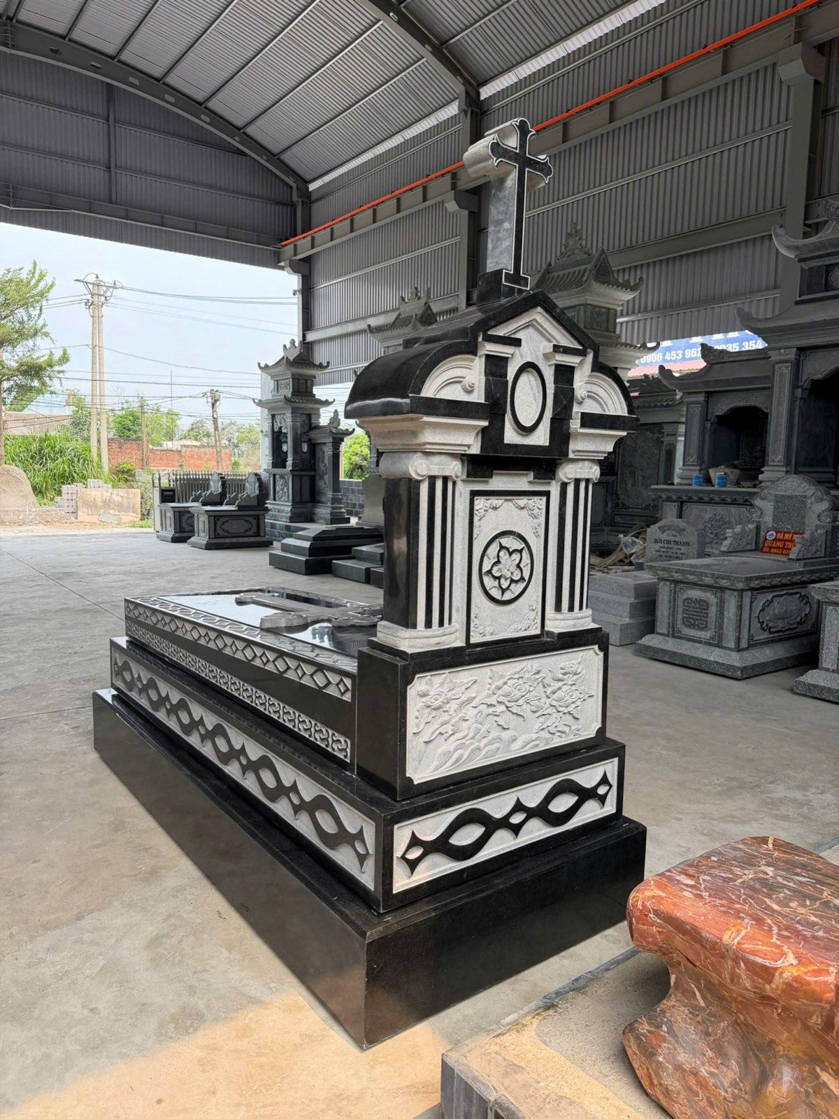 Mộ Đá Granite Đen Công Giáo — Mẫu Đẹp, Bền Vĩnh Cửu 2026 1 Mộ đá granite đen công giáo nguyên khối — toàn cảnh công trình do Đá Mỹ Nghệ Quang Trung thi công