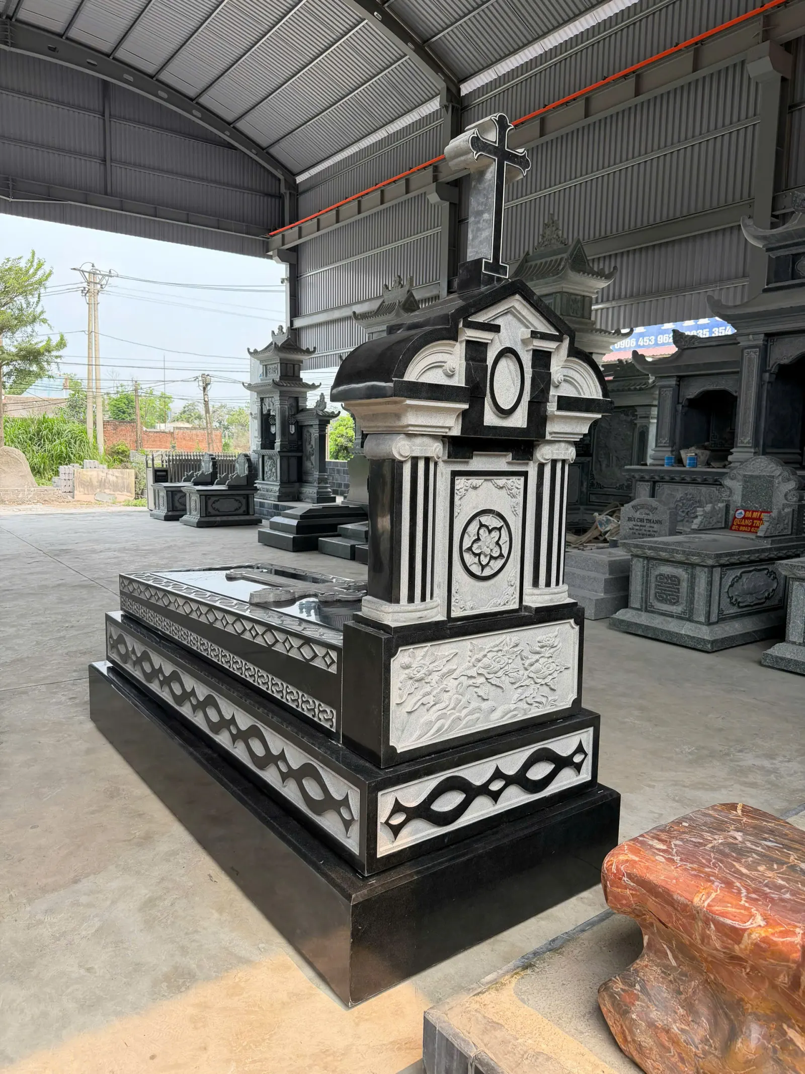 Mộ Đá Granite Đen Công Giáo — Mẫu Đẹp, Bền Vĩnh Cửu 2026 2 Mộ đá granite đen công giáo nguyên khối — toàn cảnh công trình do Đá Mỹ Nghệ Quang Trung thi công