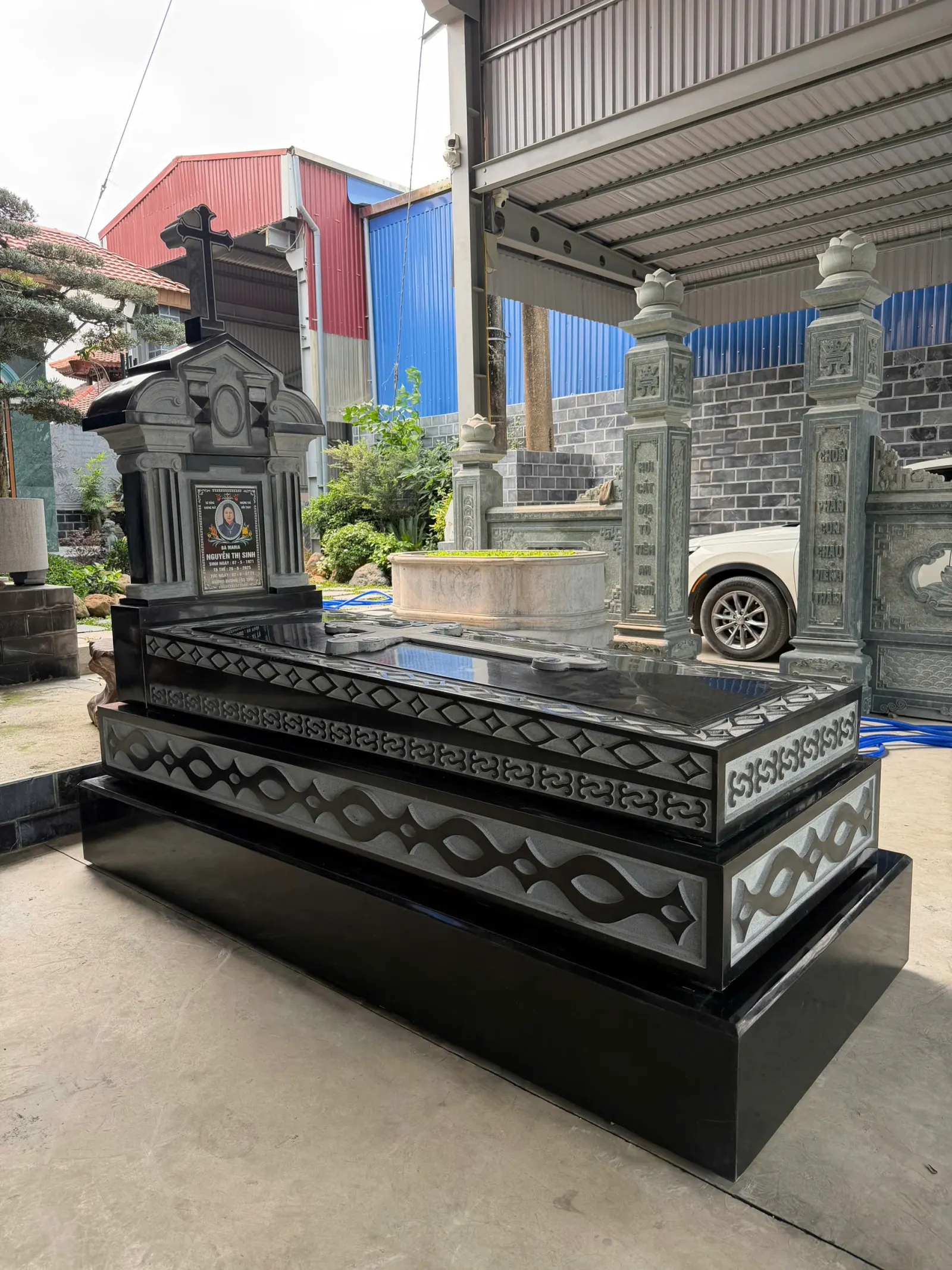 Mộ Đá Granite Đen Công Giáo — Mẫu Đẹp, Bền Vĩnh Cửu 2026 3 Chi tiết thập tự giá bằng đá granite đen nguyên khối trên mộ Công giáo — chế tác thủ công tại làng đá Ninh Vân