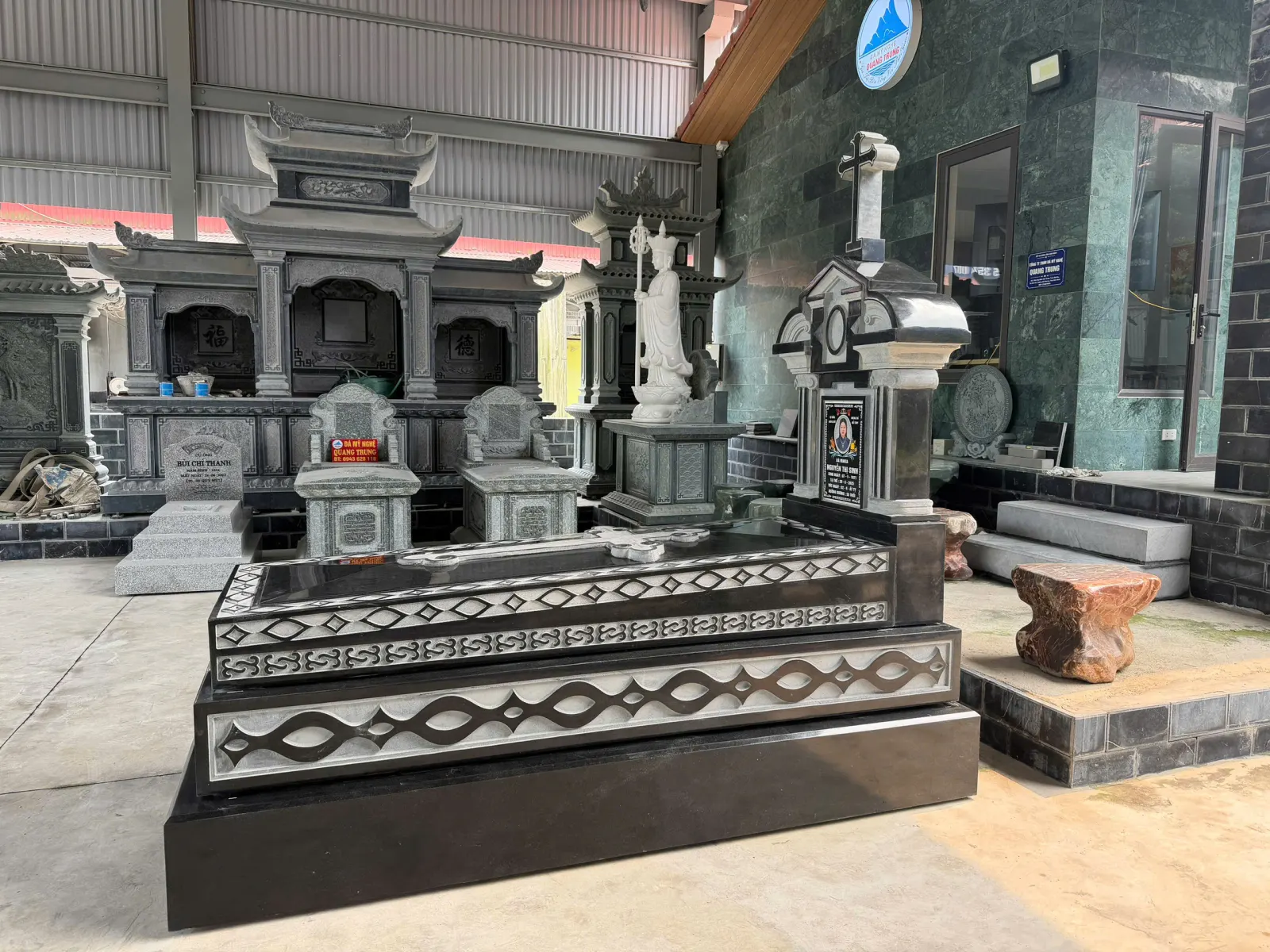 Mộ Đá Granite Đen Công Giáo — Mẫu Đẹp, Bền Vĩnh Cửu 2026 5 Khuôn viên mộ đá granite đen Công giáo hoàn thiện — bố cục trang nghiêm theo nghi thức Kitô giáo