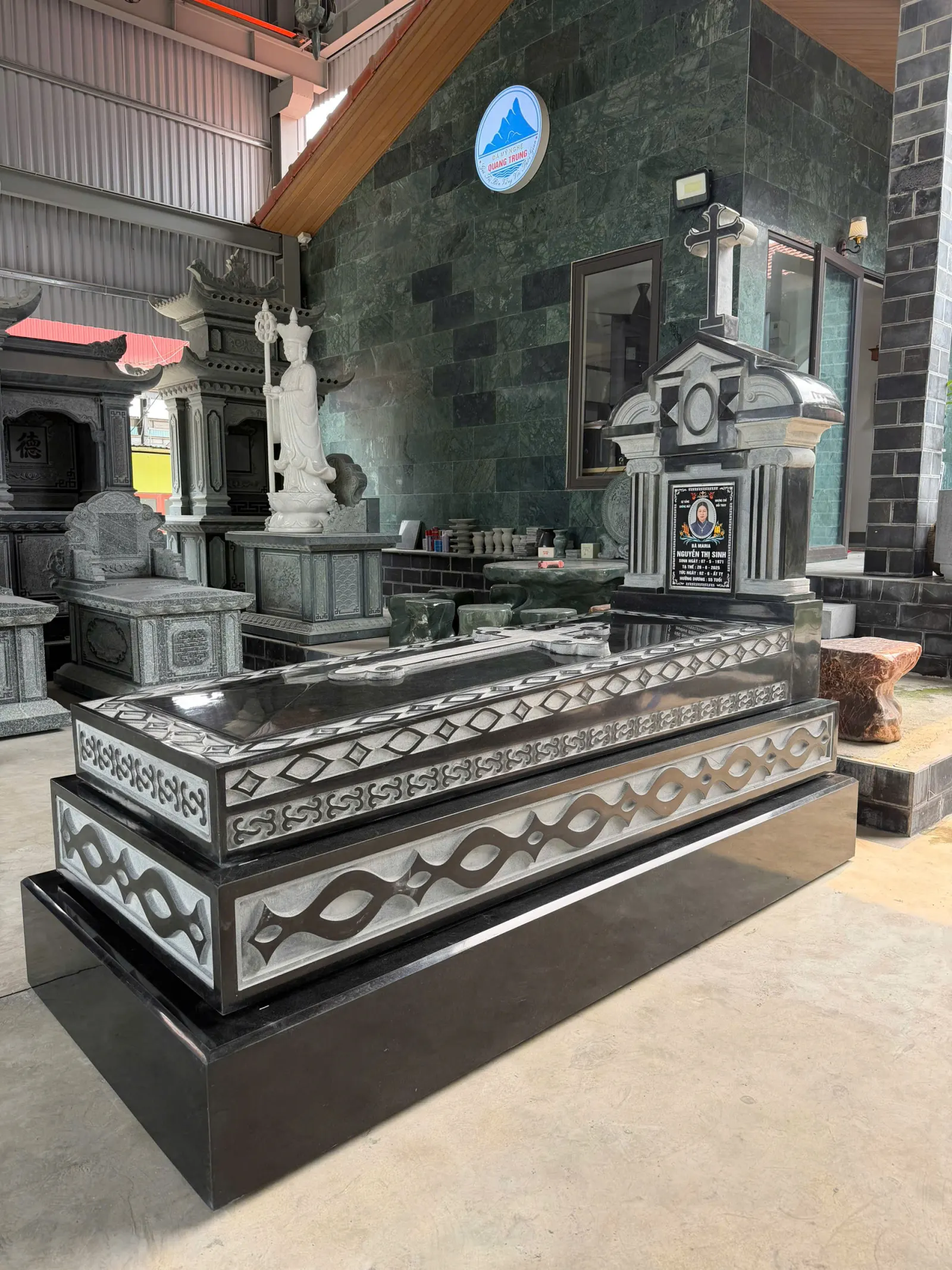 Mộ Đá Granite Đen Công Giáo — Mẫu Đẹp, Bền Vĩnh Cửu 2026 6 Đá Mỹ Nghệ Quang Trung nghiệm thu và bàn giao mộ đá granite đen công giáo cho khách hàng