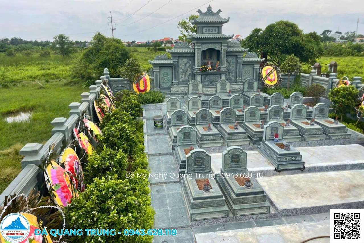 Lăng Mộ Đá Granite: Mẫu Đẹp và Bảng Giá 2026 1 Khu lăng mộ đá granite hoàn thiện với lăng thờ trung tâm và các phần mộ đồng bộ, bề mặt đá không rêu mốc