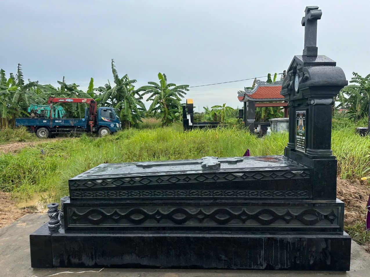 Lăng Mộ Đá Granite: Mẫu Đẹp và Bảng Giá 2026 2 Mẫu lăng mộ đá granite đen công giáo với thánh giá chạm khắc nguyên khối