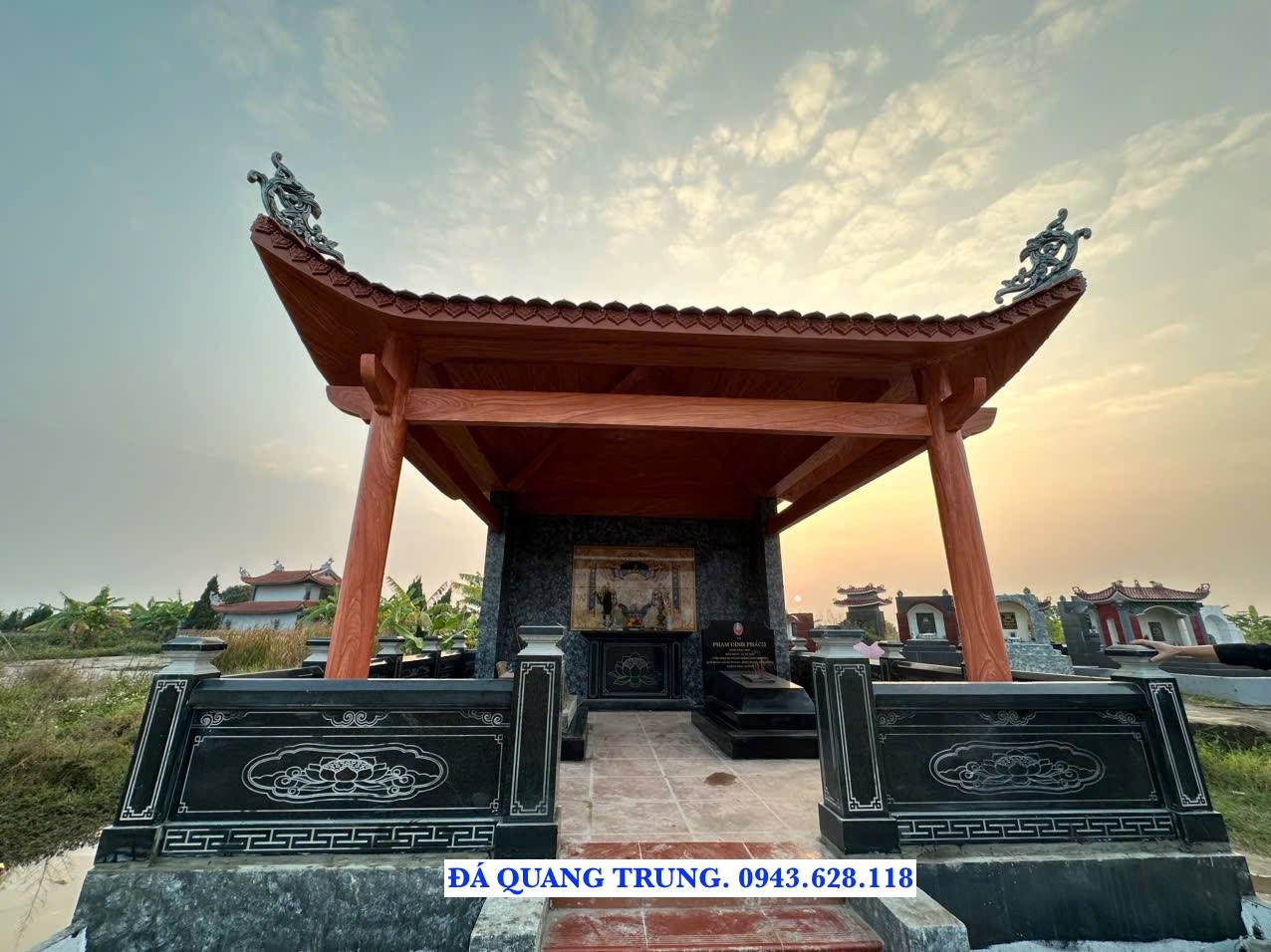 Lăng Mộ Đá Granite: Mẫu Đẹp và Bảng Giá 2026 5 Công trình lăng mộ đá granite đen cao cấp với nhà mái gỗ do Đá Mỹ Nghệ Quang Trung thi công