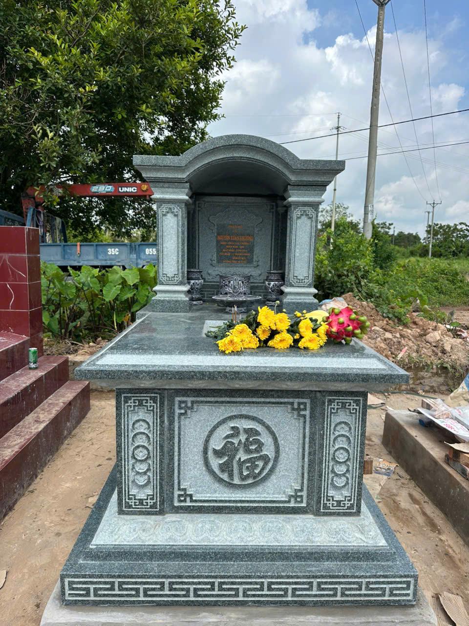 Mộ Đá Đơn: Sản Phẩm Bán Chạy Nhất, Mẫu Đẹp 2026 4 Mộ đá đơn granite xanh có mái che bằng đá, đã lắp đặt hoàn thiện tại Bắc Ninh