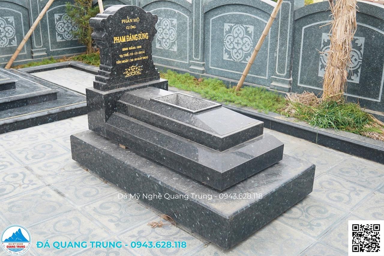 Mộ Đá Đơn: Sản Phẩm Bán Chạy Nhất, Mẫu Đẹp 2026 6 Mộ đá đơn granite đen ba bậc tam cấp, nhìn rõ tỉ lệ giữa bia mộ và thân mộ