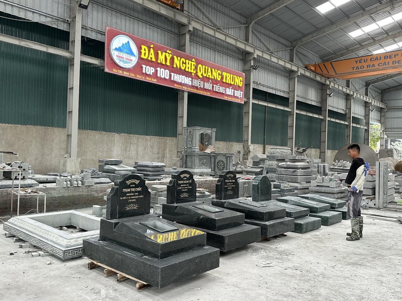 Mộ Đá Đơn: Sản Phẩm Bán Chạy Nhất, Mẫu Đẹp 2026 8 Dãy mộ đá đơn granite hoàn thiện chờ giao tại xưởng Đá Mỹ Nghệ Quang Trung