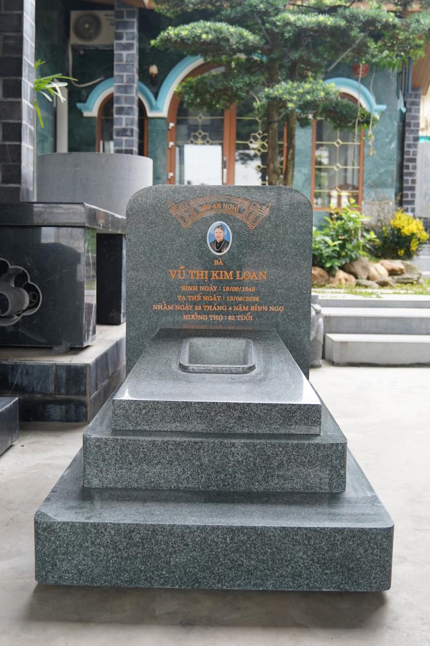 Mộ Đá Đơn: Sản Phẩm Bán Chạy Nhất, Mẫu Đẹp 2026 2 Mộ đá đơn granite xanh Ninh Thuận dáng đơn giản, ít góc cạnh, ba bậc, công trình tại Hải Phòng