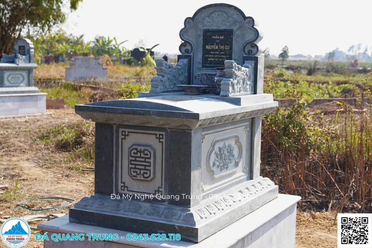 Mộ Đá Đơn: Sản Phẩm Bán Chạy Nhất, Mẫu Đẹp 2026 3 Mộ đá đơn đá xanh rêu, bia tam sơn ba đỉnh chạm hoa văn truyền thống