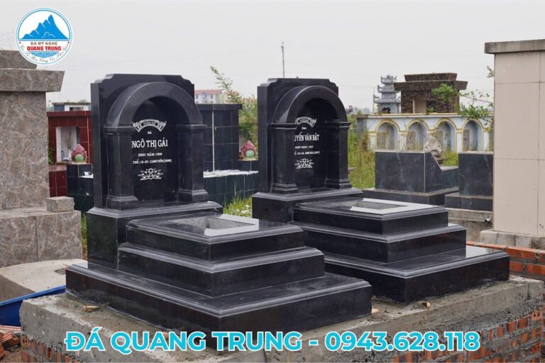 Mộ đôi đá granite đen nguyên khối hoàn thiện tại nghĩa trang gia đình