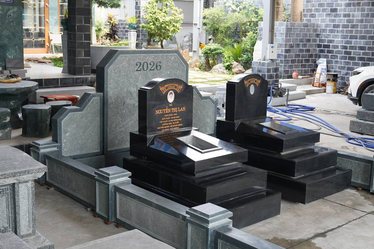 So sánh mộ đá granite đen và đá xanh rêu đặt cạnh nhau tại xưởng Quang Trung