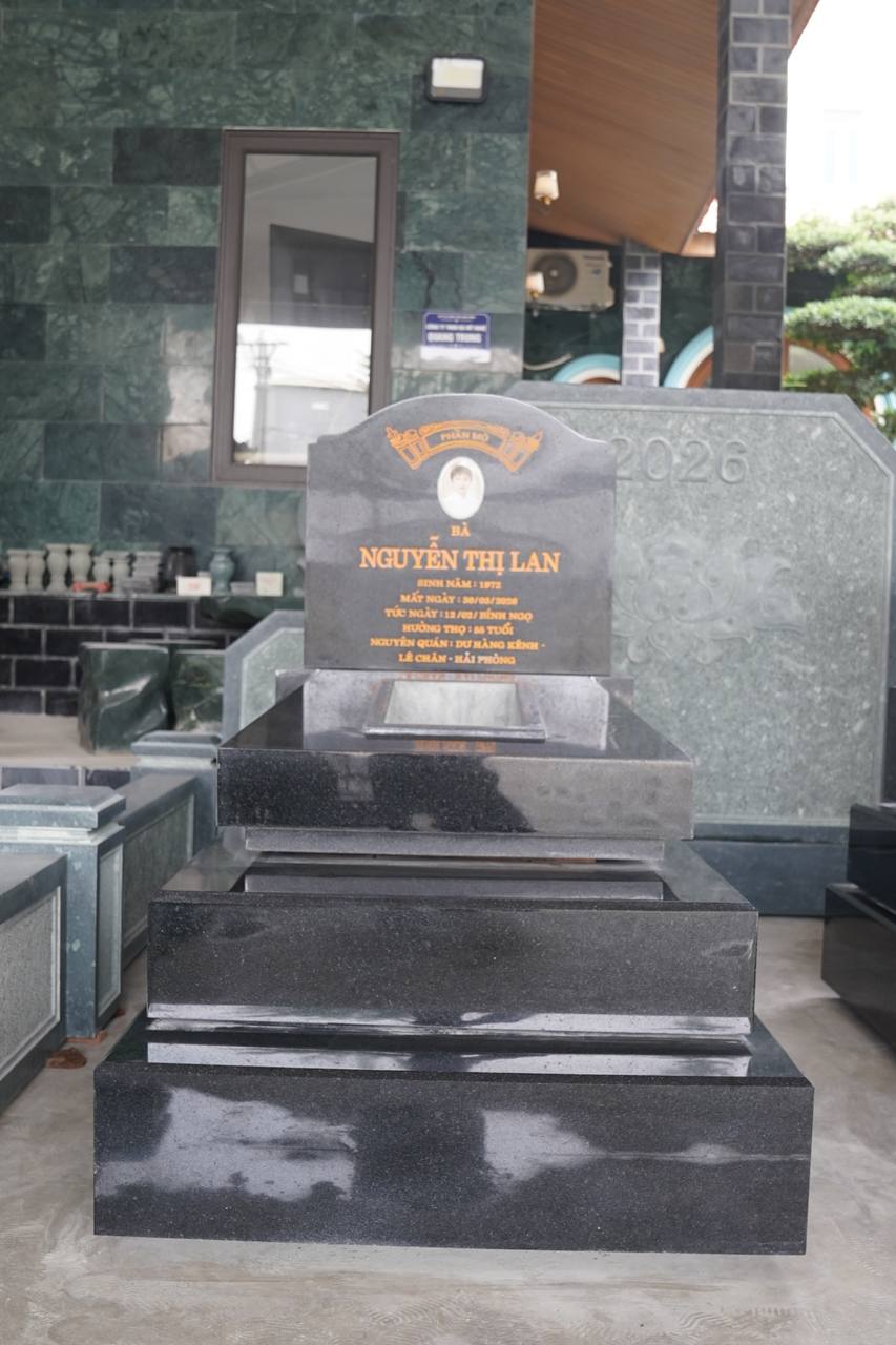 Cận cảnh vân đá granite đen nguyên khối trên bia mộ, bề mặt đã đánh bóng