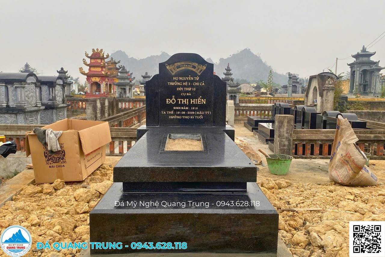 Mộ đơn đá granite nguyên khối hoàn thiện, chụp chính diện tại công trình