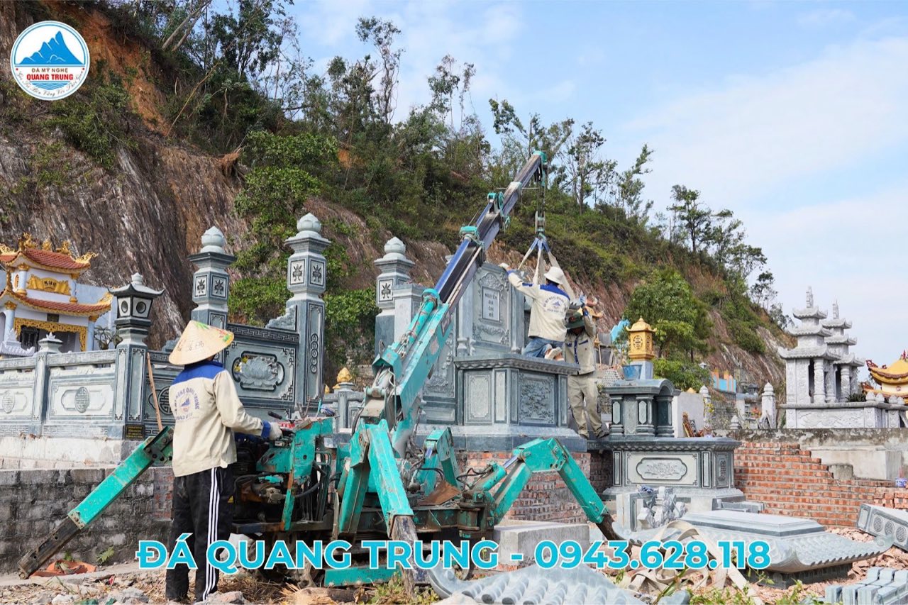 Đội thợ Đá Mỹ Nghệ Quang Trung dùng cẩu chuyên dụng lắp đặt cấu kiện đá tại công trình nghĩa trang