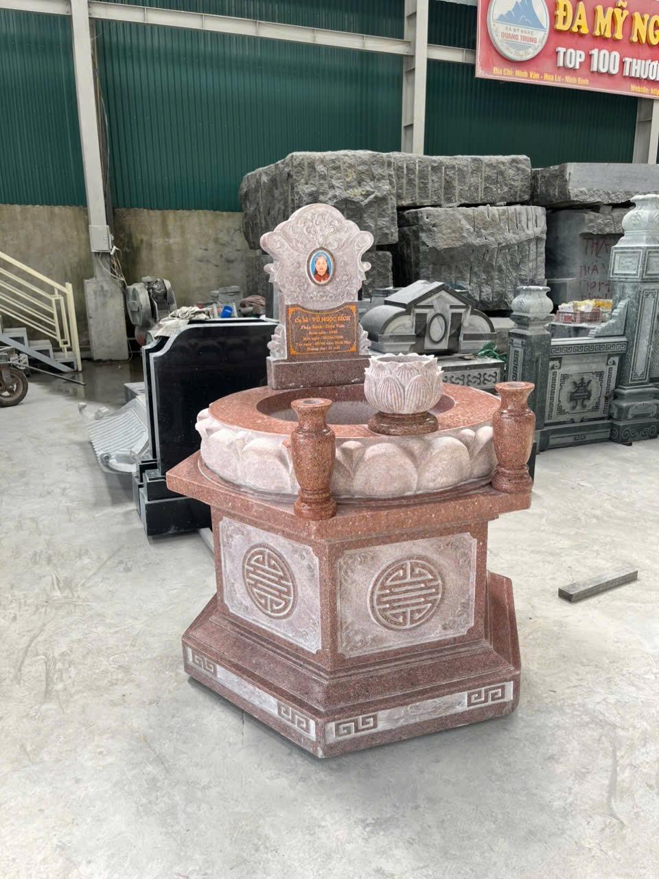 Mộ Đá Đơn: Sản Phẩm Bán Chạy Nhất, Mẫu Đẹp 2026 5 Mộ đá lục giác granite đỏ đài sen, dáng nhỏ gọn, công trình Quang Trung tại Hà Nội