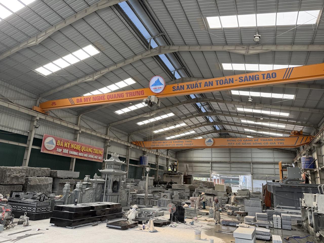 Mộ Đá Đơn: Sản Phẩm Bán Chạy Nhất, Mẫu Đẹp 2026 10 Xưởng Nhà máy 192 của Đá Mỹ Nghệ Quang Trung, nhà xưởng có cầu trục