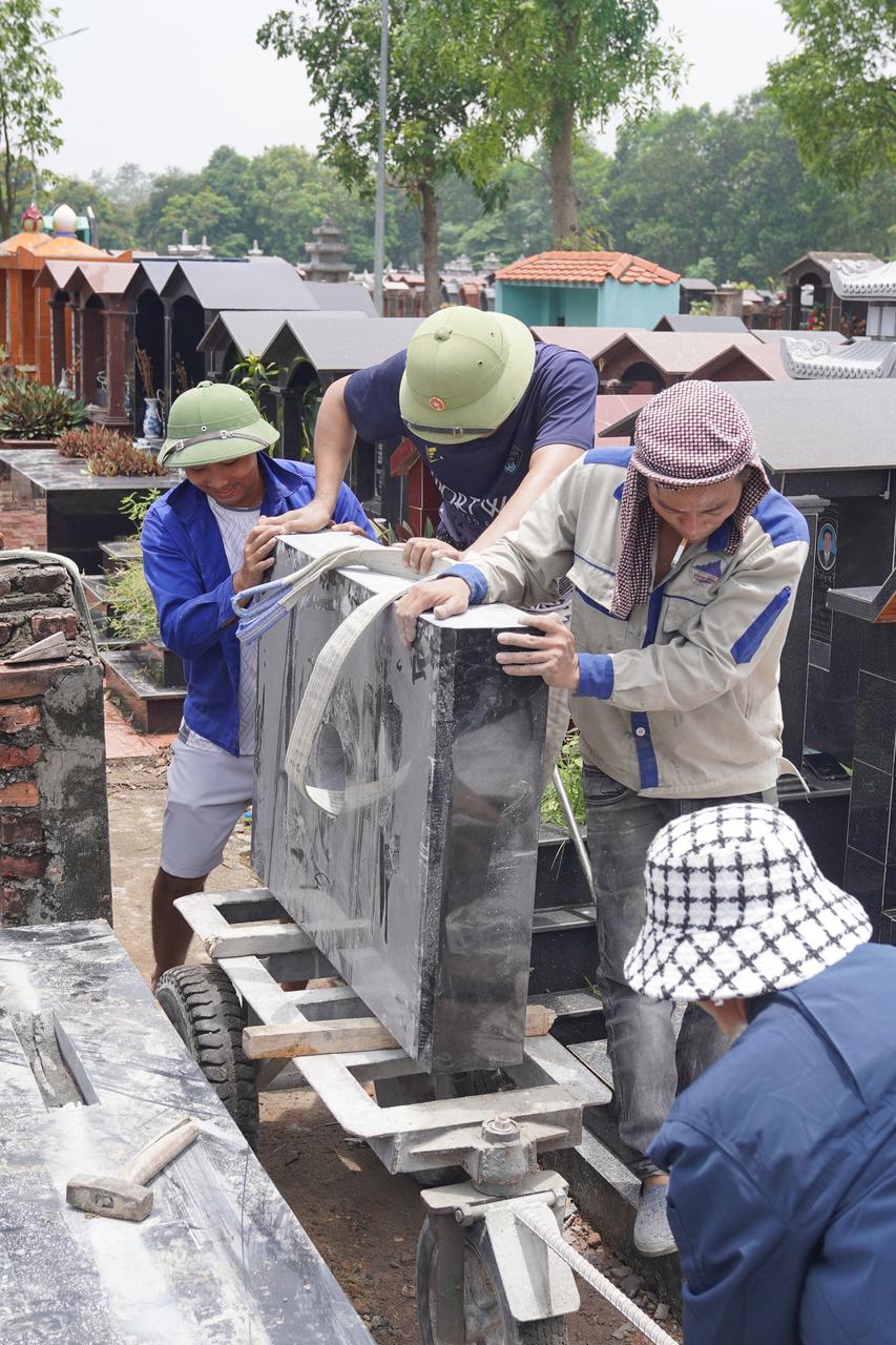 Mộ Đá Đơn: Sản Phẩm Bán Chạy Nhất, Mẫu Đẹp 2026 9 Bốn thợ Đá Mỹ Nghệ Quang Trung nâng bia đá lắp đặt mộ đơn tại công trình ở Bắc Ninh