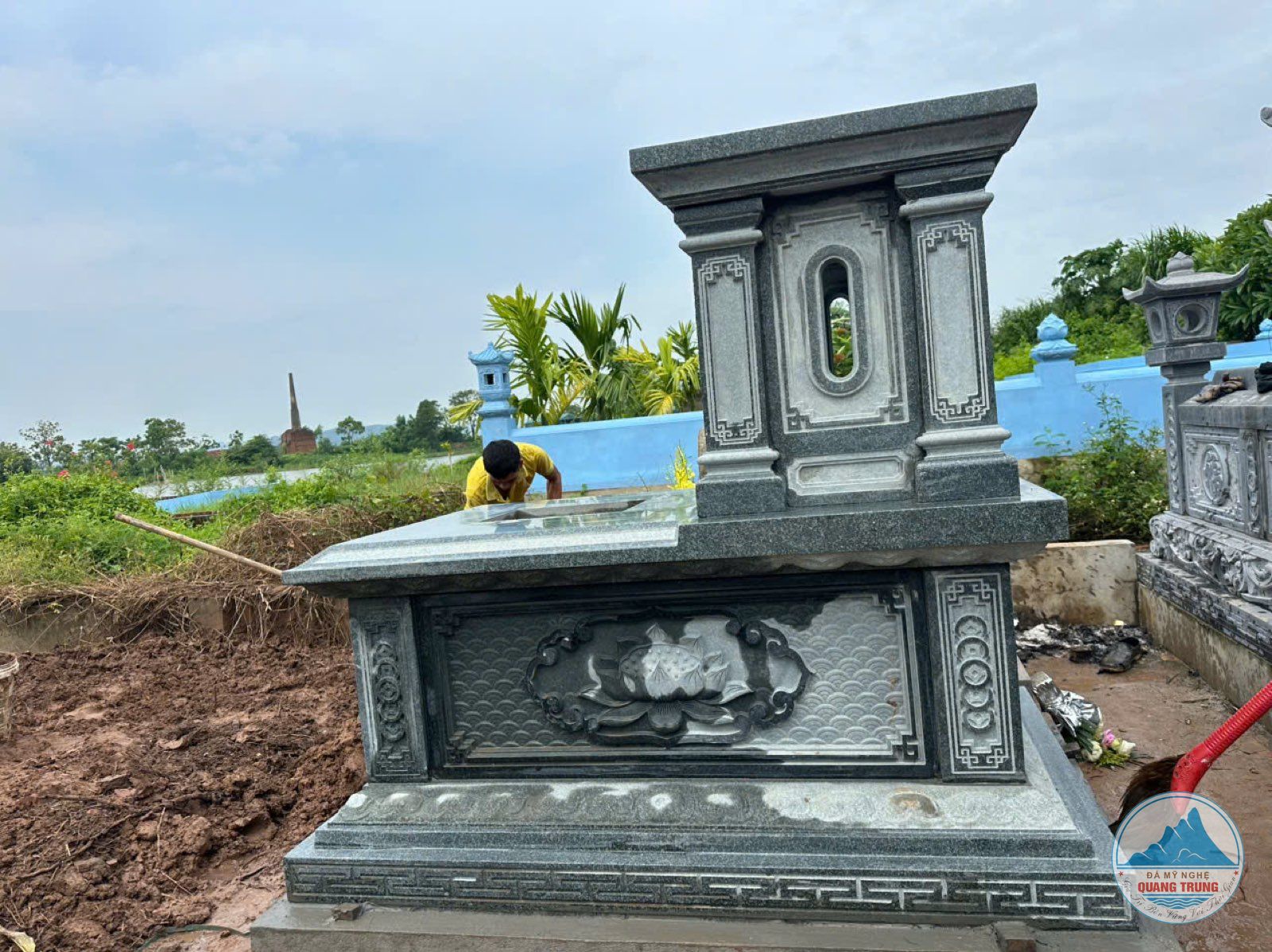 Thợ vệ sinh bề mặt mộ đá granite sau khi lắp đặt