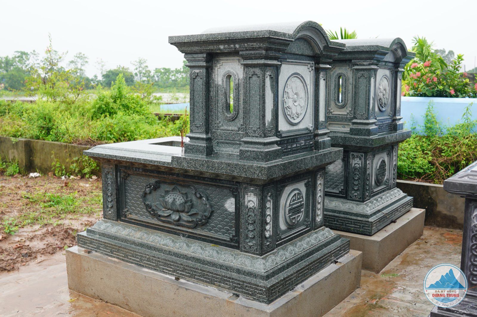 Hoa văn ở mặt hông mộ đá đơn granite xanh