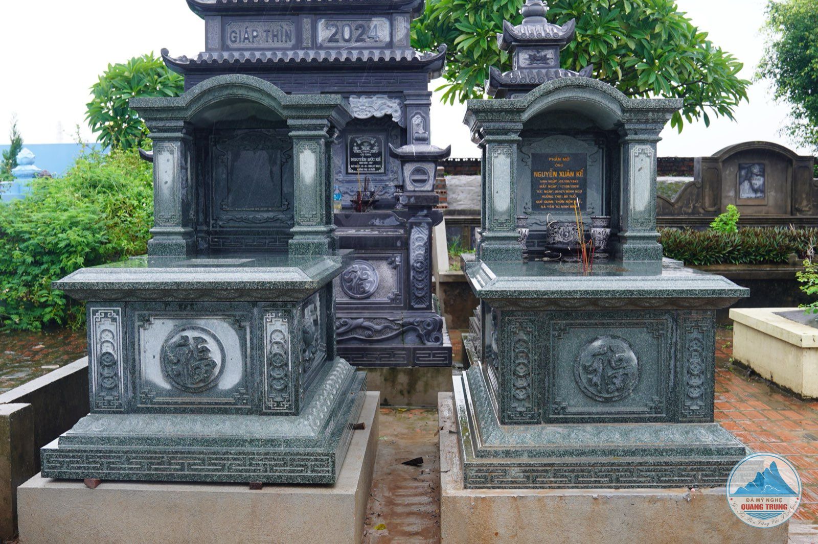 Toàn cảnh mộ đá đơn granite xanh mái vòm tại khuôn viên ở Ninh Bình