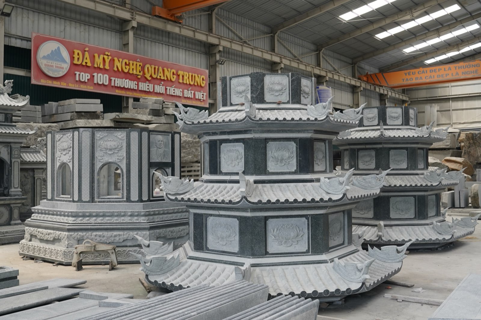 Các tầng thân và mái tháp granite xanh được ráp thử trong nhà xưởng Quang Trung trước khi vận chuyển