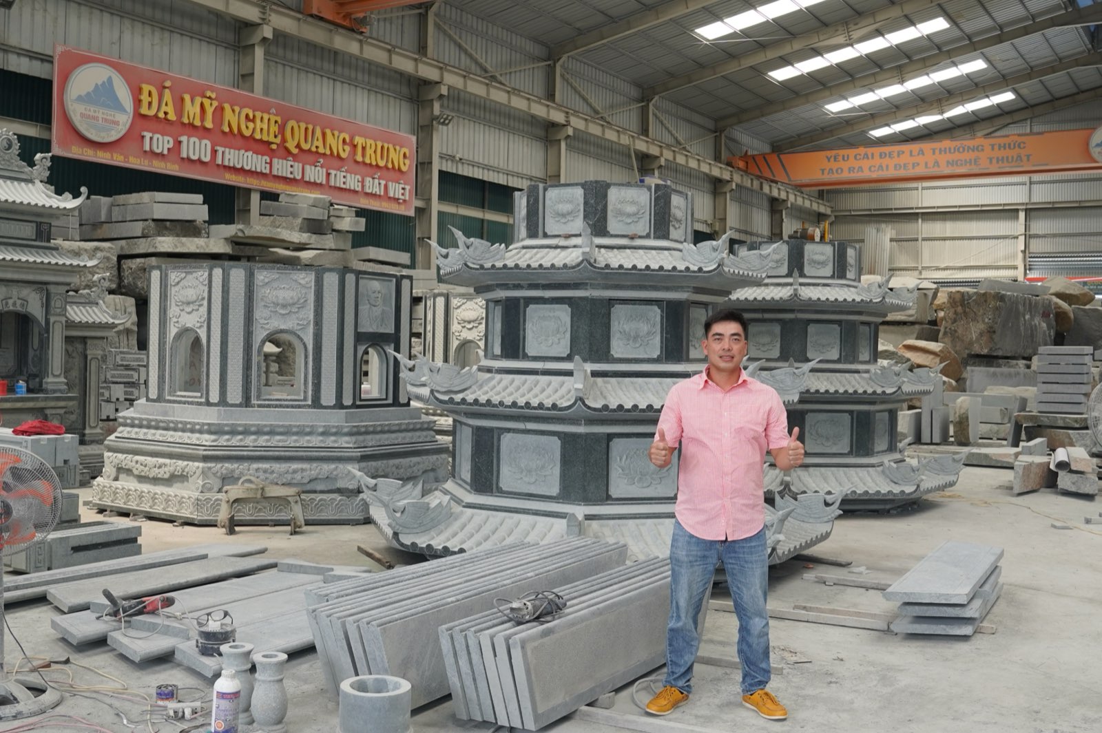 Các cấu kiện thân và mái tháp đá đã gia công đặt trong nhà xưởng Quang Trung, một người của xưởng đứng giới thiệu