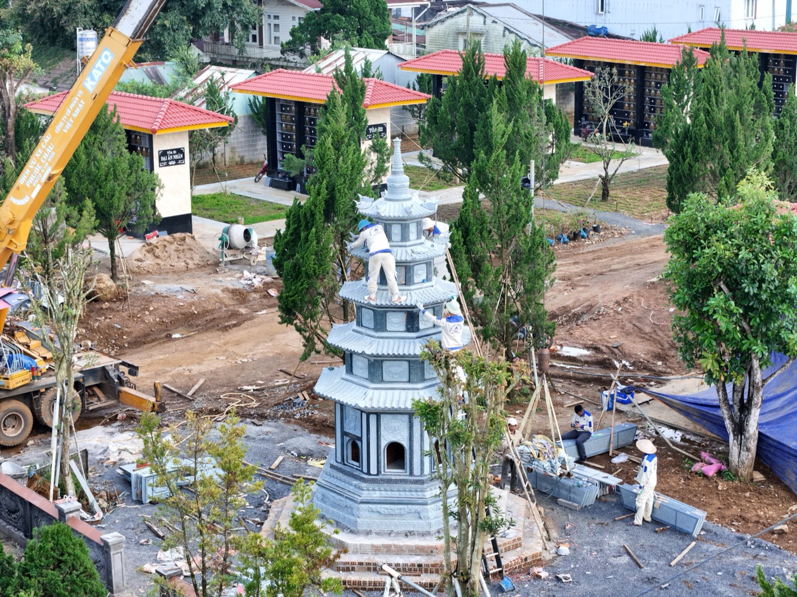 Đội thợ Quang Trung lắp dựng tháp đá bát giác tại Chùa Phước Huệ, xe cẩu nâng cấu kiện, nhìn từ trên cao