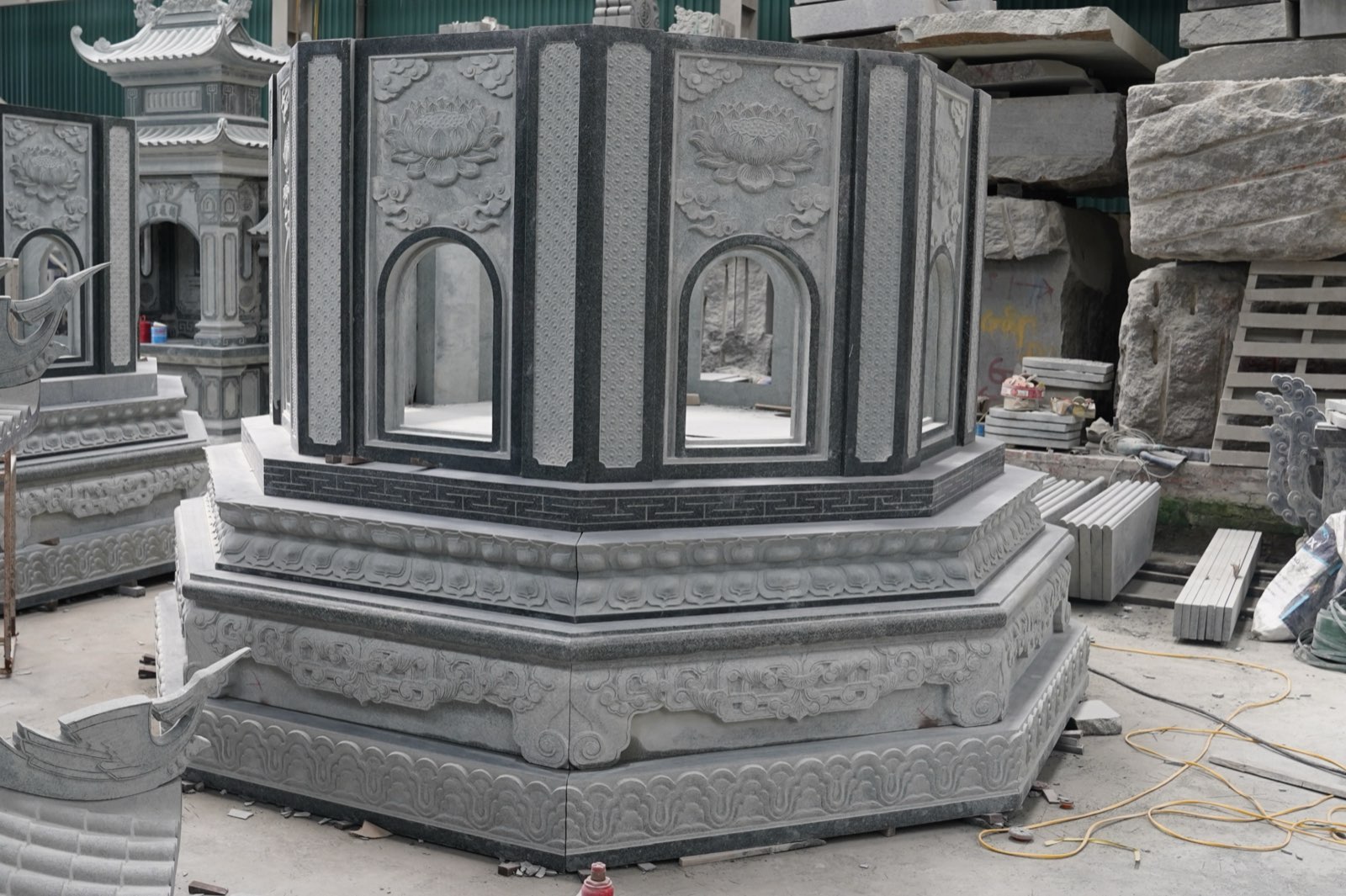 Tháp đá bát giác granite xanh tại Chùa Phước Huệ 3 Cận cảnh hoa sen trên thân tháp và các chỗ ghép đá ở đế trong xưởng