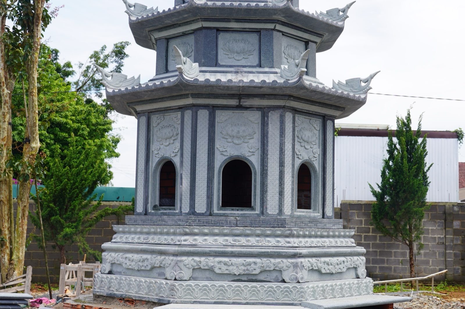 Tháp đá bát giác granite xanh tại Chùa Phước Huệ 4 Phần thân và đế tháp granite xanh sau khi lắp dựng tại Chùa Phước Huệ