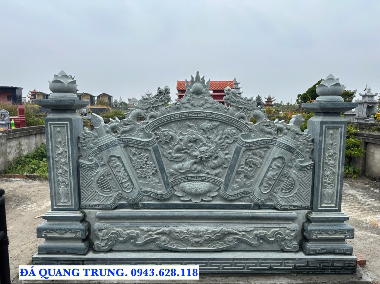 Bức cuốn thư đá hình cuộn thư có trụ đá đầu búp sen hai bên, chân đế chạm mây