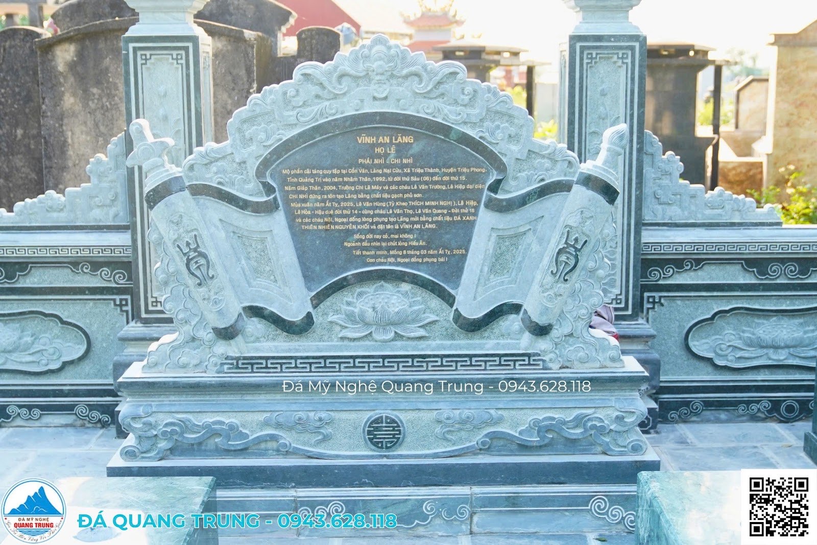 Mặt sau bức bình phong đá xanh rêu ở Vĩnh An Lăng, khắc tên lăng, dòng họ và đoạn văn ghi lịch sử phần mộ