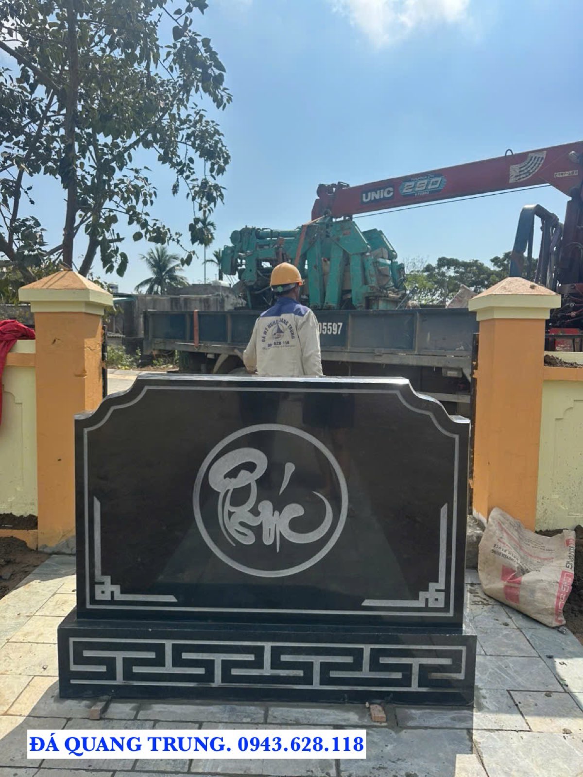 Cuốn thư mặt đá đen đánh bóng, khắc chữ Phúc thư pháp trong vòng tròn, viền hồi văn ở chân