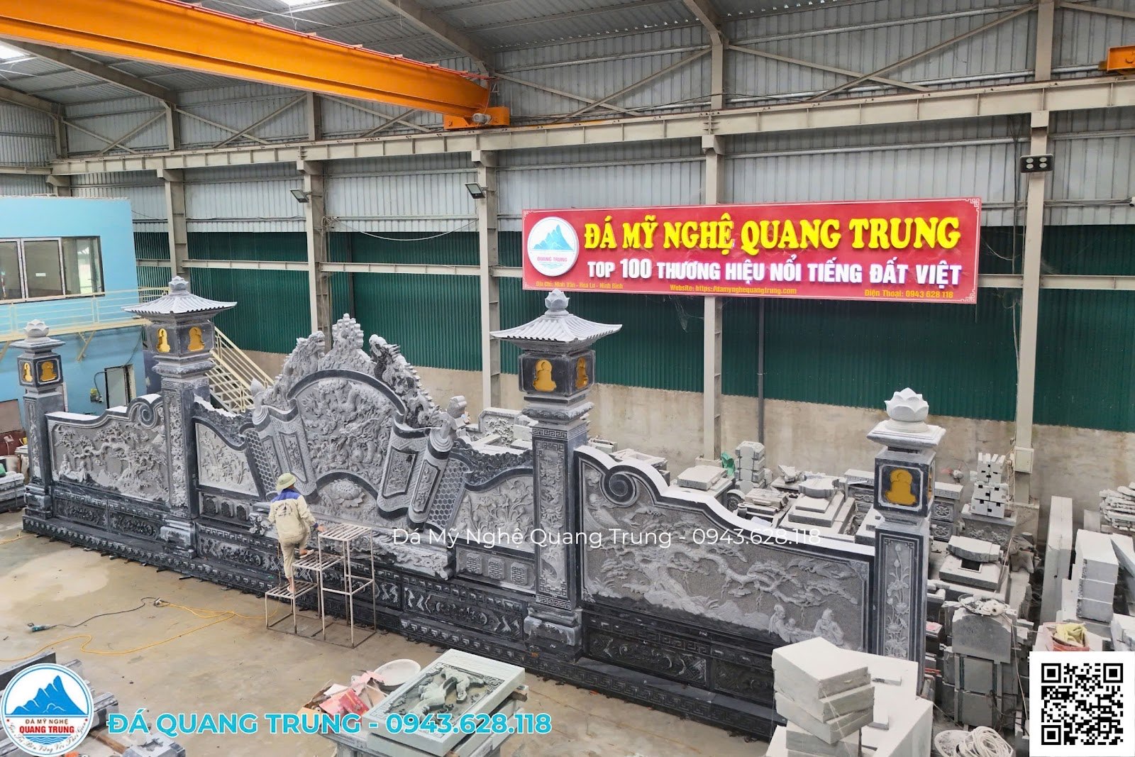 Bức bình phong đá xanh đen chùa Khai Nguyên có đèn đá hai đầu, lắp ghép hoàn chỉnh trong nhà xưởng Quang Trung