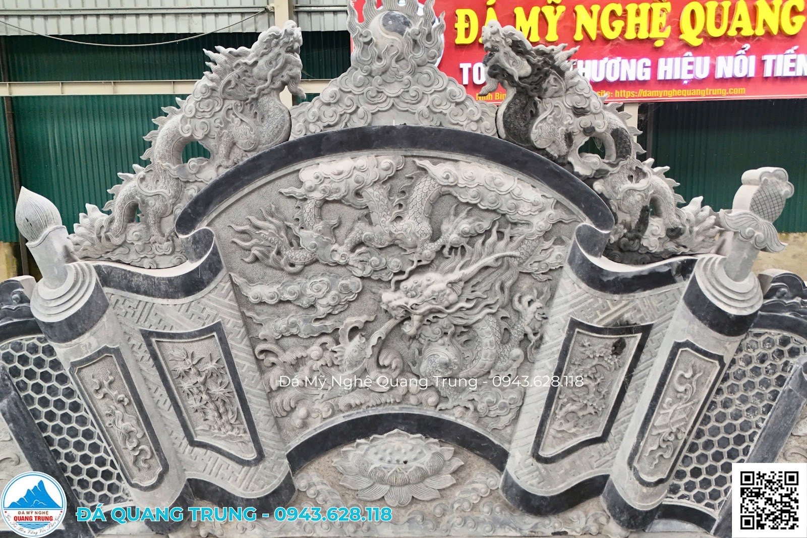 Chi tiết rồng chạm nổi và đôi rồng chầu trên đỉnh bức bình phong đá chùa Khai Nguyên