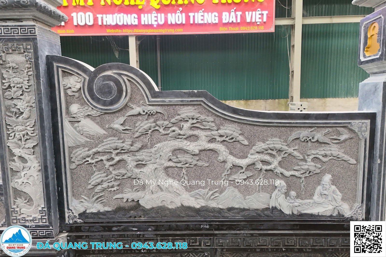 Cánh tùng của bức bình phong đá chùa Khai Nguyên, chạm cây tùng và các cụ già ngồi dưới gốc
